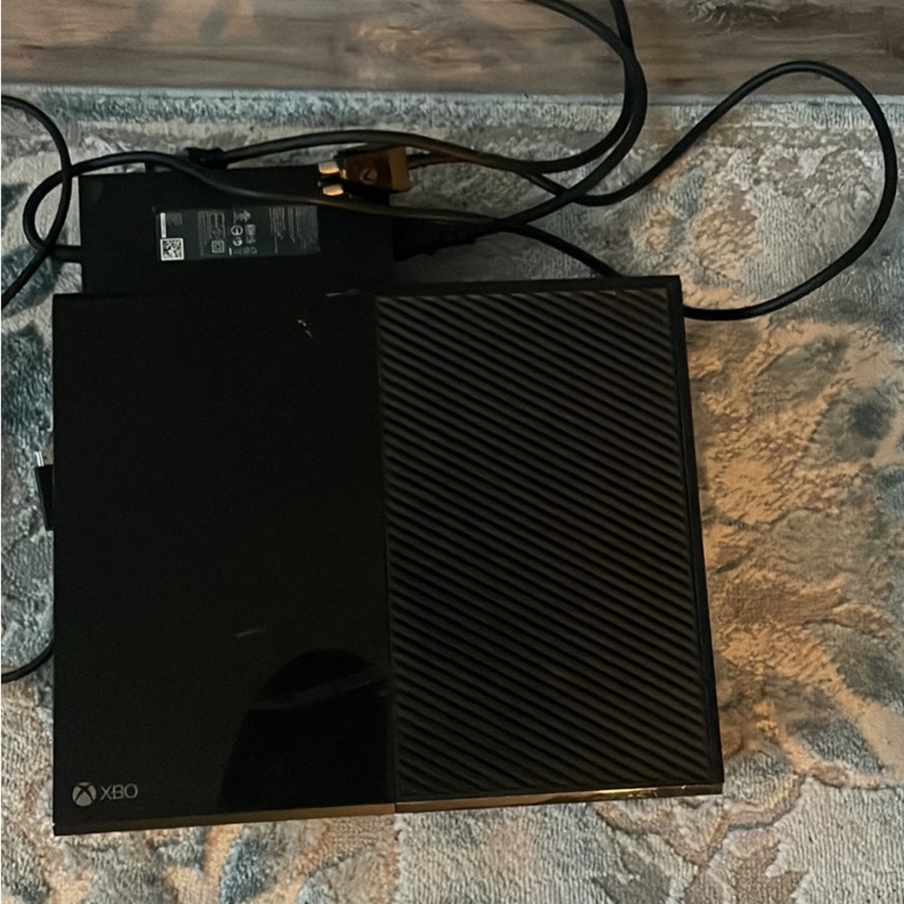 XBox One 500 GB WITH WIRES AND CONTROLLERS